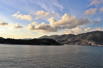 Fototapeta premium Beautiful sunset over the ocean with cloudy skies