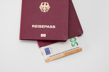 50 Euro Geldschein in einem deutschen Reisepass als Urlaubskasse