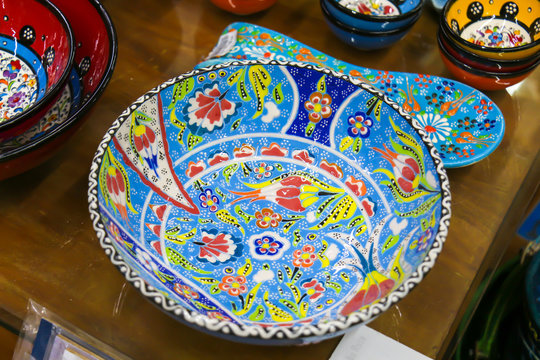 Cole&ccedil;&atilde;o de artesanatos coloridos, canecas, pratos e potes.