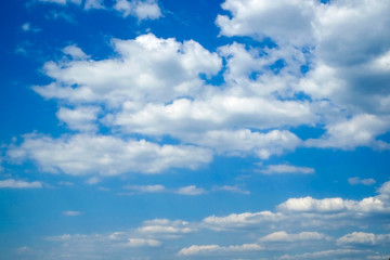 Naklejki  Błękitne niebo z chmurami