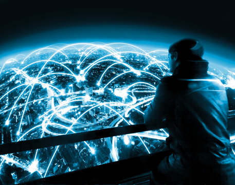Hombre mirando al paisaje urbano por la noche y concepto de internet. Dise&ntilde;o futuristico de trabajo en red y globalizaci&oacute;n. Internet de las cosas y tecnolog&iacute;a de la comunicaci&oacute;n