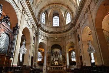 Fototapeta na wymiar Nef de l'église Saint-Nicolas-du-Chardonnet à Paris, France