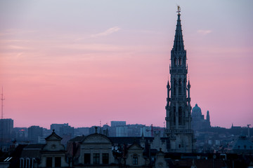 Atardecer rosado en el centro de Bruselas, Bélgica