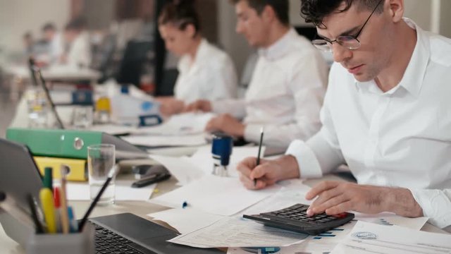 Manager calculates an estimate for a new project