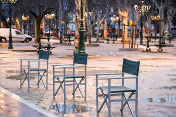 Fototapeta na wymiar Chairs in the park.