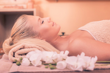 Obraz na płótnie Canvas Girl enjoying a massage at the spa