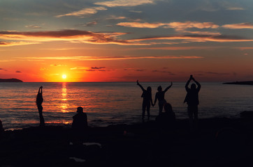 Naklejka premium Ludzie podczas zachodu słońca w Cafe Del Mar. Ibiza Island. Hiszpania