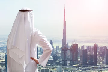 Crédence de cuisine en verre imprimé Dubai Man Outstretching His Hand At Modern Buildings In Dubai
