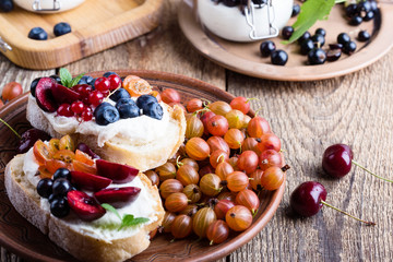 Cream cheese sandwiches with fresh summer berries