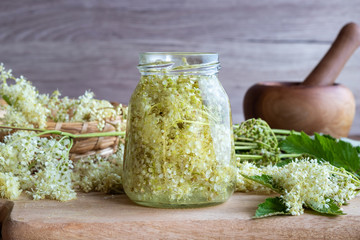 Preparation of tincture from meadowsweet blossoms and alcohol