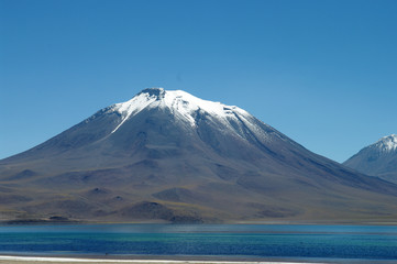 Volcan dominant les lagunes de l'altiplano