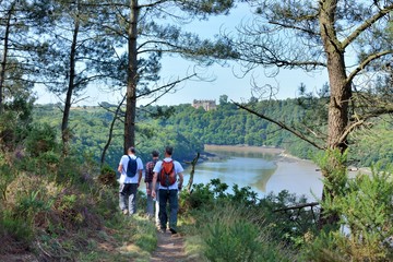 Randonneurs sur le magnifique sentier de la vallée du Trieux en face du château de la Roche-Jagu,...