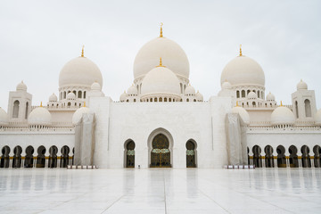 Fototapeta na wymiar Sheikh Zayed Grand Mosque in Abu-Dhabi