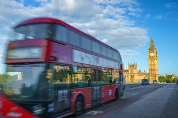 Poster Wazige rode bus in beweging en Big Ben op de achtergrond in Londen. Engeland © Pawel Pajor