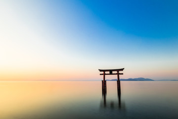 琵琶湖　白髭神社　夜明け