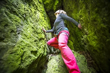 Gardinen Frau beim Klettern am Fels © mmphoto