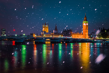 Obraz premium Big Ben and Westminster on a cold winter night with falling snow, London, United Kingdom