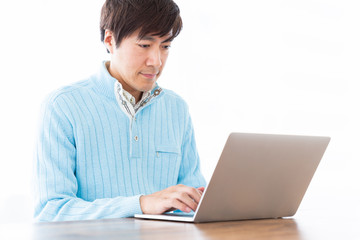 ラップトップコンピューターを見るミドル男性