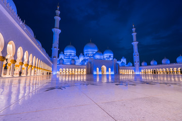 Sheikh Zayed Grand Mosque viewed at night in Abu-Dhabi, UAE