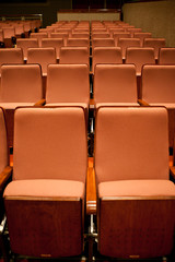 正面から見た会場の座席