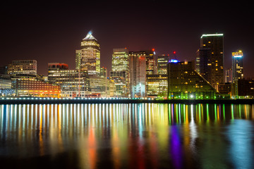 Obraz premium Canary Wharf business district with christmas lights at night