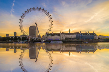 The London Eye with water reflection at sunrise  in London. England - obrazy, fototapety, plakaty