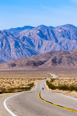 アメリカ大陸の荒野を貫く真っ直ぐな一本道　縦構図