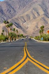 アメリカ大陸の荒野を貫く真っ直ぐな一本道　縦構図