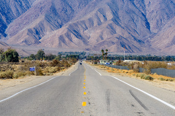 アメリカ大陸の荒野を貫く真っ直ぐな一本道