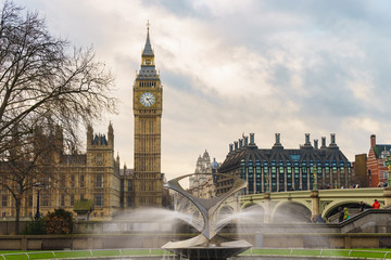 Fototapeta na wymiar Big Ben in London seen at cloudy day 