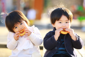 ドーナッツを食べる子ども