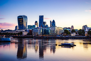 Obraz premium London financial district during sunrise