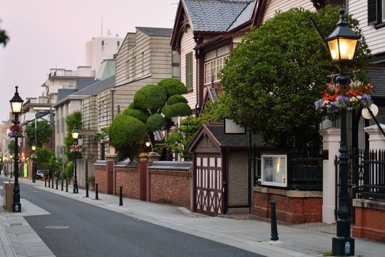 夕暮れの北野異人館通り