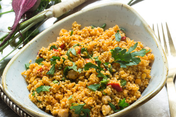 Bio-Quinoa, vegan in einem Schälchen angerichtet mit Gabel