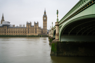 Fototapeta premium Big Ben i Pałac Westminsterski w pochmurny dzień. Londyn. Anglia