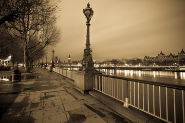 Obraz premium Big Ben viewed across river Thames in London