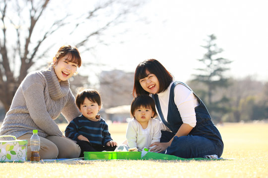 親子連れ の写真 ロイヤリティフリーの画像 グラフィック ベクターおよびビデオ Adobe Stock 親子連れ の写真 ロイヤリティフリーの画像 グラフィック ベクターおよびビデオ Adobe Stock