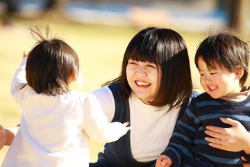 遊ぶ親子