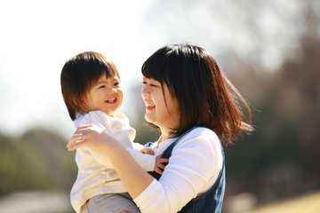 Fototapeta premium 遊ぶ親子