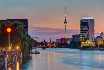 Schilderijen op glas De rivier de Spree in Berlijn na zonsondergang met de tv-toren op de achtergrond © elxeneize