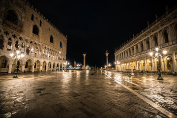 Fototapeta premium St Mark's Square at night in Venice Italy