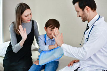 Obraz premium Health Concepts. The doctor is splinting to the patient. The doctor is examining a bone splint. Little children are happy in the healing of the doctor. Close-up image of a doctor