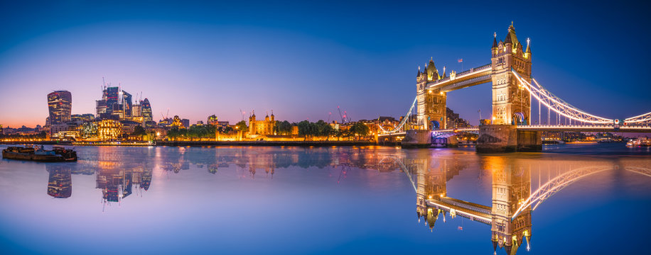 Fototapeta Beautiful skyline panorama of London landmarks   England 
