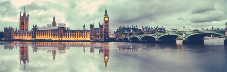 Crédence en verre imprimé Londres Vue panoramique sur les chambres du Parlement, Big Ben et le pont de Westminster avec réflexion, Londres