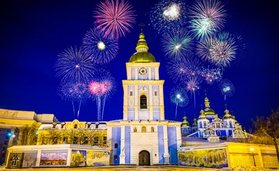 Foto auf Acrylglas Feuerwerk in der Nähe des goldenen Kuppelklosters St. Michael. Kiew   Ukraine © Pawel Pajor