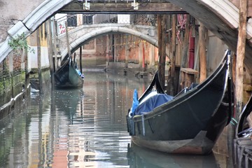 Venezia tipico canale con gondole
