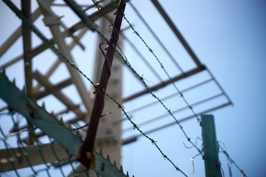 「鉄条網」の写真素材 9,054件の無料イラスト画像 Adobe Stock