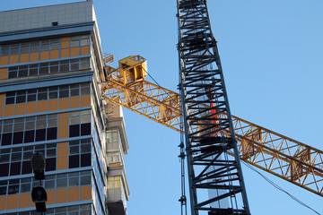 the crane fell to a high-rise building © Anna