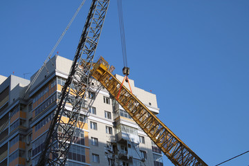 the crane fell to a high-rise building © Anna