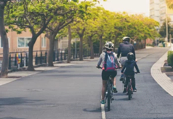 Poster Vélo La famille fait du vélo sur la piste cyclable. Photographie avec filtre vintage.